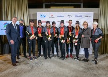 (v.l.n.r.) Sportlandesrat Jochen Danninger, Vizekanzler und Sportminister Werner Kogler, Elisabeth Aigner, Matteo Fleischmann, Veronika Aigner, Barbara Aigner, Johannes Aigner, Lorenz Lampl, Klara Sykora, Landeshauptfrau Johanna Mikl-Leitner, Präsidentin des Österreichischen Paralympischen Committees Maria Rauch-Kallat