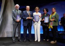 Landeshauptfrau Johanna Mikl-Leitner mit den Preisträgerinnen und Preisträgern auf dem Gebiet der Erwachsenenbildung.