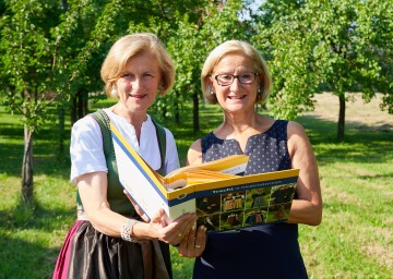 Volkskultur NÖ-Geschäftsführerin Dorli Draxler und Landeshauptfrau Johanna Mikl-Leitner freuen sich auf den Dirndlgwandsonntag.