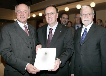 Amtsübergabe an der Bezirkshauptmannschaft Horn: Im Bild LH Dr. Erwin Pröll mit dem neuen Bezirkshauptmann Mag. Johannes Kranner und seinem Vorgänger Dr. Gerd Oppitz. (v.l.n.r.)