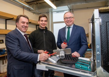 Wolfgang Ecker, Obmann der Sparte Gewerbe und Handwerk in der WKNÖ (links im Bild), und LH-Stellvertreter Stephan Pernkopf (rechts im Bild).