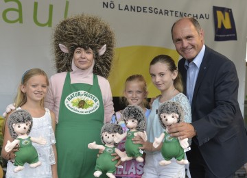Igel „Nig“ besuchte Gartenkids beim Abenteuerfest auf der „Garten Tulln“. Im Bild von links nach rechts: Zoe, Maria Schwarz , Alexandra und Katharina, Landeshauptmann-Stellvertreter Mag. Wolfgang Sobotka (v.l.n.r.)
