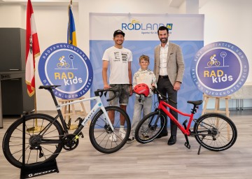 (v.l.n.r.) Markenbotschafter Ultracyclist Philipp Kaider, Magnus und Verkehrslandesrat LH-Stellvertreter Udo Landbauer.