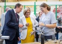 Landeshauptfrau Johanna Mikl-Leitner mit Bürgermeister Matthias Stadler zu Besuch in der GW St. Pölten Integrative Betriebe Gmbh.