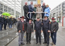 (oben v.l.n.r.) Landtagspräsident Karl Wilfing, Bürgermeister Amstetten Christian Haberhauer, Landesrätin Ulrike Königsberger-Ludwig, zweiter Landtagspräsident Gottfried Waldhäusl, Landeshauptfrau Johanna Mikl-Leitner, LH-Stellvertreter Stephan Pernkopf, dritte Landtagspräsidentin Eva Prischl, (unten) Vertreter der Mostbarone und der Betriebsfeuerwehr.