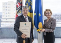 Landeshauptfrau Johanna Mikl-Leitner überreichte das „Goldene Komturkreuz des Ehrenzeichens für Verdienste um das Bundesland Niederösterreich“ an Wolfgang Hesoun, Vorstandsvorsitzender von Siemens Österreich.