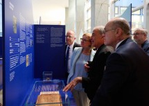 Rundgang durch die Ausstellung: Yad Vashem-Direktor Haim Gertner, Landeshauptfrau Johanna Mikl-Leitner, Ausstellungskurator Michael Tal und Nationalratspräsident a.D. Wolfgang Sobotka.