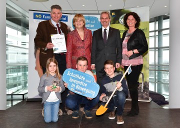 Die Gemeinde Lichtenegg freut sich, wie 29 weitere Gemeinden, über einen neuen Bewegungsraum: Bürgermeister Josef Schrammel, Landesrätin Barbara Schwarz, Landesrat Karl Wilfing und Direktorin Susanne Schmid mit den Kindern Jonas und Laura Mandl und Rene Vollnhofer. (v.l.n.r.)