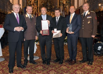 Florianifeier im Stift Göttweig: Landeshauptmann Dr. Erwin Pröll, Landesfeuerwehrkommandant Dietmar Fahrafellner, der Kaufmännische Direktor des ORF Mag. Richard Grasl, der Vorstandsdirektor der Niederösterreichischen Versicherung Mag. Bernhard Lackner, Ministerialrat Michael Takacs vom Bundesministerium für Inneres und Landesfeuerwehrkommandant-Stv. Armin Blutsch(v.l.n.r.).