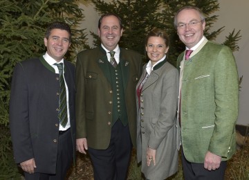 Im Bild von links nach rechts: Bürgermeister Mag. Peter Eisenschenk, Landesjägermeister DI Josef Pröll, die begeisterte Jägerin Christa Kummer und Agrar-Landesrat Dr. Stephan Pernkopf