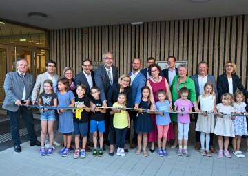 Landeshauptfrau Johanna Mikl-Leitner mit Bezirkshauptmann Andreas Strobl (links) und Abgeordneten Christian Gepp (2. von links) mit den Fest- und Ehrengästen und Kindern bei der Eröffnung der Volksschule Spillern  