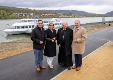 Bürgermeister Patrick Strobl, Landeshauptfrau Johanna Mikl-Leitner, Abt Georg Wilfinger und Vizebürgermeister Wolfgang Kaufmann eröffneten das neue Schifffahrtszentrum „Hafenspitz“ (v.l.n.r.).