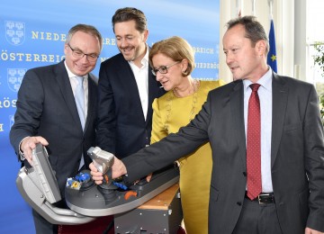 Neuer FH-Studiengang „Agrartechnologie“ am Standort Wieselburg: LH-Stellvertreter Stephan Pernkopf, Bundesminister Harald Mahrer, Landeshauptfrau Johanna Mikl-Leitner und der Direktor des Francisco Josephinums, Alois Rosenberger (von links nach rechts).