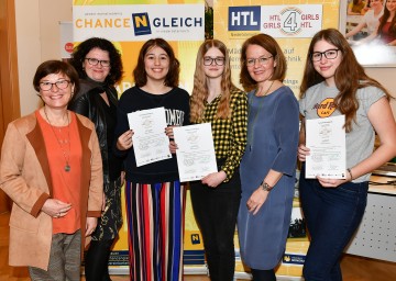 Professorin Irene Richter (Fachberaterin für Gender & Diversity an HTLs), Doris Wagner (Pädagogische Leiterin Bildungsdirektion für NÖ), Sabrina Holzinger, Anna Lena Wallner, Bildungs- und Frauen-Landesrätin Christiane Teschl-Hofmeister und Sarah Wieland (v.l.n.r.)