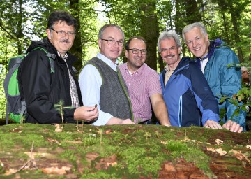 Im Bild von links nach rechts: Landarbeiterkammer-Präsident Andreas Freistetter, LH-Stellvertreter Stephan Pernkopf, Abgeordneter Bernhard Ebner, Landtagspräsident Karl Wilfing, Landesrat Martin Eichtinger