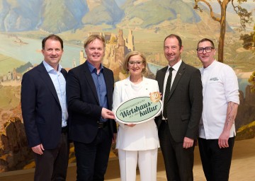 Im Bild von links nach rechts: Bernhard Schröder – GF Donau Niederösterreich Tourismus, Michael Duscher – GF Niederösterreich Werbung, Landeshauptfrau Johanna Mikl-Leitner, Mario Pulker – Spartenobmann Gastronomie Wirtschaftskammer Österreich, Harald Pollak – Obmann Niederösterreichische Wirtshauskultur
