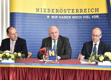 Verkündeten die Verlängerung des Universitätsnetzwerkes \"netPOL\": Univ.Prof. Dr. Peter Filzmaier, Landeshauptmann Dr. Erwin Pröll und Mag. Friedrich Faulhammer, Rektor der Donau-Universität Krems. (v.l.n.r.)