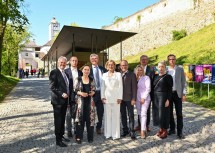 Festgäste rund um Landeshauptfrau Johanna Mikl-Leitner und Landtagspräsident Karl Wilfing bei der Eröffnung der diesjährigen Jubiläumsausstellung auf der Schallaburg.
