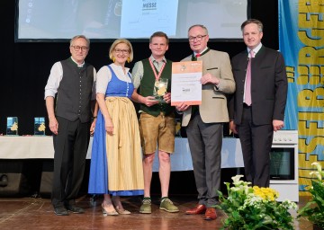 Kasermandl in Gold in der Kategorie „Frischkäse Erlauftaler Art“ ging an Thomas Langeneder aus Bergland: Messepräsident Uwe Scheutz, Landeshauptfrau Johanna Mikl-Leitner, Thomas Langeder, LH-Stellvertreter Stephan Pernkopf und LKNÖ-Präsident Johannes Schmuckenschlager (v.l.n.r.).