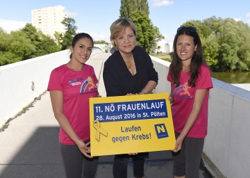 Die Läuferinnen Stefanie Gugerell (links) und Alexandra Köszali (rechts) mit Landesrätin Mag. Barbara Schwarz (Mitte).