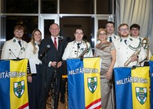 Innenminister Gerhard Karner und Landeshauptfrau Johanna Mikl-Leitner mit Musikerin und Musikern der Militärmusik Niederösterreich. 