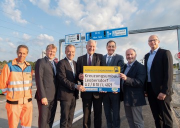 Im Bild von links nach rechts: Thomas Fuchs (Straßenmeisterei Pottenstein), Klaus Längauer (Leiter der NÖ Straßenbauabteilung Wiener Neustadt), Andreas Ramharter (Bürgermeister von Leobersdorf), Landesrat Martin Eichtinger, Josef Decker (NÖ Straßenbaudirektor), Abgeordneter Josef Balber, Andreas Fromm von der ASFINAG 