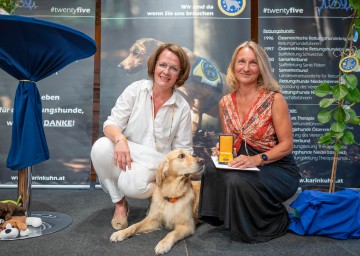 Landesrätin Christiane Teschl-Hofmeister und Geschäftsführerin Karin Kuhn (Rettungshunde Niederösterreich)