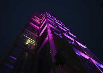 Der Klangturm im St. Pöltner Regierungsviertel erstrahlt anlässlich des Weltmädchentages und in Unterstützung der „Pink Ribbon“-Initiative in Pink.