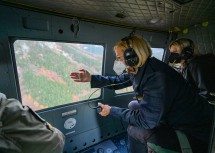 Landeshauptfrau Johanna Mikl-Leitner beim Überflug über das Waldbrand-Gebiet.