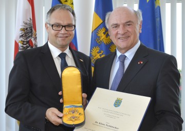 Landeshauptmann Dr. Erwin Pröll überreichte das \"Goldene Komturkreuz mit dem Stern des Ehrenzeichens für Verdienste um das Bundesland Niederösterreich\" an Regierungschef Dr. Klaus Tschütscher.