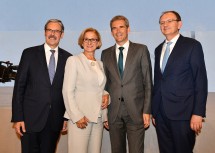 Von links nach rechts: Obmann Erwin Hameseder, Landeshauptfrau Johanna Mikl-Leitner, Finanzminister Hartwig Löger und Generaldirektor Klaus Buchleitner.