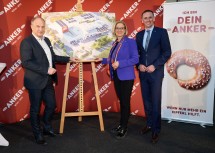 Projekt für Ausbau des Bäckerei-Standortes in Lichtenwörth. Im Bild von links nach rechts: Ankerbrot Geschäftsführer Walter Karger, Landeshauptfrau Johanna Mikl-Leitner und Landesrat Jochen Danninger 