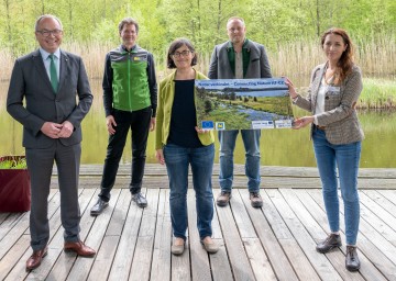 Von links nach rechts: LH-Stellvertreter Stephan Pernkopf, Christian Übl (Nationalpark Thayatal), Margit Gross (Naturschutzbund NÖ), Horst Dolak (Nationalpark Heidenreichsteiner Moor), Barbara Dolak (Naturpark Hochmoor Schrems)