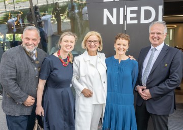Freude über die Eröffnung der neuen Ausstellung in der Landesgalerie Niederösterreich in Krems bei Vizebürgermeister Martin Sedelmaier, Geschäftsführerin Julia Flunger-Schulz, Landeshauptfrau Johanna Mikl-Leitner, künstlerische Direktorin Gerda Ridler und Bürgermeister Reinhard Resch (v.l.n.r.)