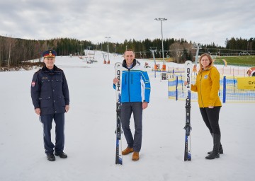 Landespolizeidirektor Franz Popp, Landesrat Jochen Danninger und Projektleiterin Isabella Hinterleitner gaben einen Ausblick auf den bevorstehenden Saisonstart in den NÖ-Skigebieten.