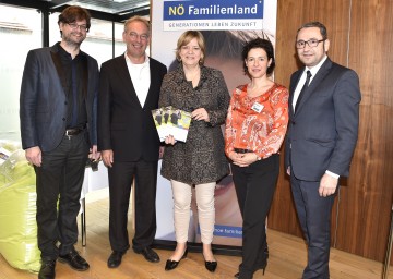 Dr. Joachim Bensel, Mitinhaber der Forschungsgruppe Verhaltensbiologie des Menschen, Gerald Koller – Autor und Konzeptentwickler Resonanzpädagogik, Bildungs-Landesrätin Mag. Barbara Schwarz, Mag. Barbara Trettler, Geschäftsführerin der NÖ Familienland GmbH, und Mag. Murat Düzel, Leiter des Integrationsservice der NÖ Landesakademie. (v.l.n.r.)