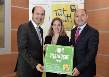 Präsentation der Vitalküche: DI Johannes Pressl, Bürgermeister der Marktgemeinde Ardagger, AHS-Lehrerin und Ernährungswissenschafterin Mag. Berta Zacharias und Landeshauptmann-Stellvertreter Mag. Wolfgang Sobotka. (v.l.n.r.)