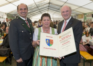 Feierten 900 Jahre Prottes und 50 Jahre Marktgemeinde: Bürgermeister Franz Gruber von der steirischen Partnergemeinde Kumberg, Bürgermeisterin Christa Eichinger und Landeshauptmann Dr. Erwin Pröll mit der Ehrenbürger-Urkunde. (v.l.n.r.)