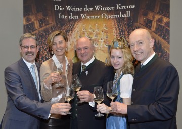 Mag. Erwin Hameseder, Obmann der Raiffeisen-Holding NÖ-Wien, Opernball-Organisatorin Desirée Treichl-Stürgkh, Landeshauptmann Dr. Erwin Pröll,NÖ Weinkönigin Tanja Dworzak und Winzer Krems-Geschäftsführer Direktor Franz Ehrenleitner (v.l.n.r.).