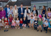 Gruppenfoto rund um Landeshauptfrau Johanna Mikl-Leitner.