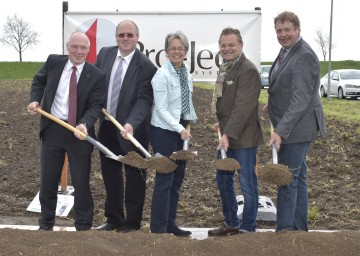 Ecoplus-Geschäftsführer Mag. Helmut Miernicki, Dr. Alfred Pohl (Stadtgemeinde Mistelbach), Wirtschafts-Landesrätin Dr. Petra Bohuslav, Audio Tuning-Geschäftsführer Heinz Lichtenegger und Bürgermeister Josef Tatzber (Marktgemeinde Wilfersdorf) beim Spatenstich für das neue Headquarter und Logistikzentrum von Audio Tuning. (v.l.n.r.)