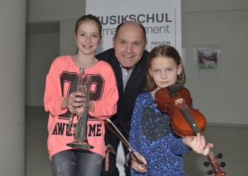 Landeshauptmann-Stellvertreter Mag. Wolfgang Sobotka freut sich gemeinsam mit den jungen Talenten auf den „Tag der Musikschulen“.