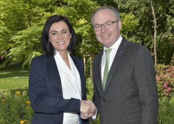 Neues NÖ Gentechnik-Vorsorgesetz wird am kommenden Donnerstag im Landtag beschlossen. Im Bild von links nach rechts: EU-Abgeordnete Elisabeth Köstlinger und Landesrat Dr. Stephan Pernkopf.