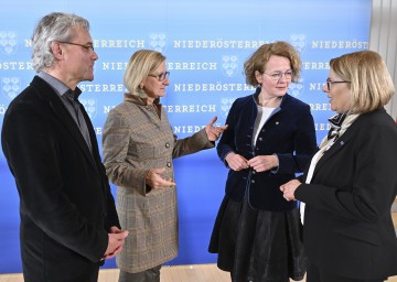 Pflegeausbildung wohnortnah und dezentral anbieten: der Geschäftsführer der FH St. Pölten Hannes Raffaseder, Landeshauptfrau Johanna Mikl-Leitner, Landesrätin Christiane Teschl-Hofmeister und die Geschäftsführerin der IMC FH Krems, Ulrike Prommer (v. l. n. r.).