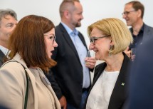 Landeshauptfrau Johanna Mikl-Leitner im Gespräch mit K u K Hotel Geras Geschäftsführerin Maria-Theresa Blazek.