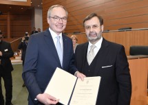 Landtagspräsident Ing. Hans Penz (links) überreichte dem neuen Landeshauptfrau-Stellvertreter Dr. Stephan Pernkopf (rechts) das Ernennungsdekret zum Landeshauptfrau-Stellvertreter.