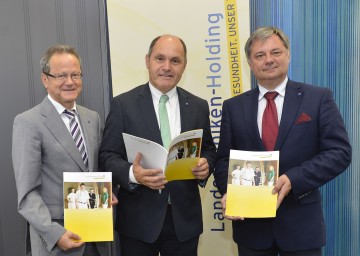 NÖ Landeskliniken-Holding Geschäftsführer Diplomkaufmann Helmut Krenn, Landeshauptmann-Stellvertreter Mag. Wolfgang Sobotka und stellvertretender medizinischer Geschäftsführer der Landeskliniken-Holding Dr. Markus Klamminger (v.l.n.r.) präsentierten den Leistungsbericht der NÖ Landeskliniken-Holding.