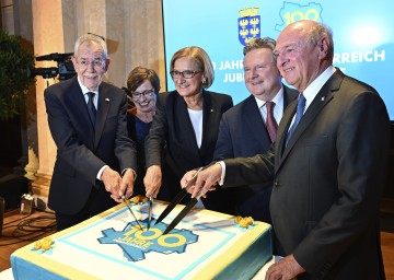 Beim Anschneiden der Jubiläumstorte: Bundespräsident Alexander Van der Bellen, seine Gattin Doris Schmidauer, Landeshauptfrau Johanna Mikl-Leitner, Bürgermeister Michael Ludwig und Landeshauptmann a. D. Erwin Pröll.