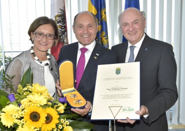 Landeshauptmann Dr. Erwin Pröll überreichte das \"Goldene Komturkreuz mit dem Stern des Ehrenzeichens für Verdienste um das Bundesland Niederösterreich\" an Innenminister Mag. Wolfgang Sobotka. Im Bild auch Landeshauptmann-Stellvertreterin Mag. Johanna Mikl-Leitner, die Sobotka in diesem Amt nachfolgte und gleichzeitig auch dessen Vorgängerin im Innenministerium war.