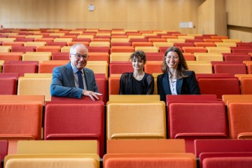 LH-Stellvertreter Stephan Pernkopf mit den beiden Stipendiatinnen Adele Doering aus Klosterneuburg (li.) und Sophia Elalamy aus Tulln (re.).